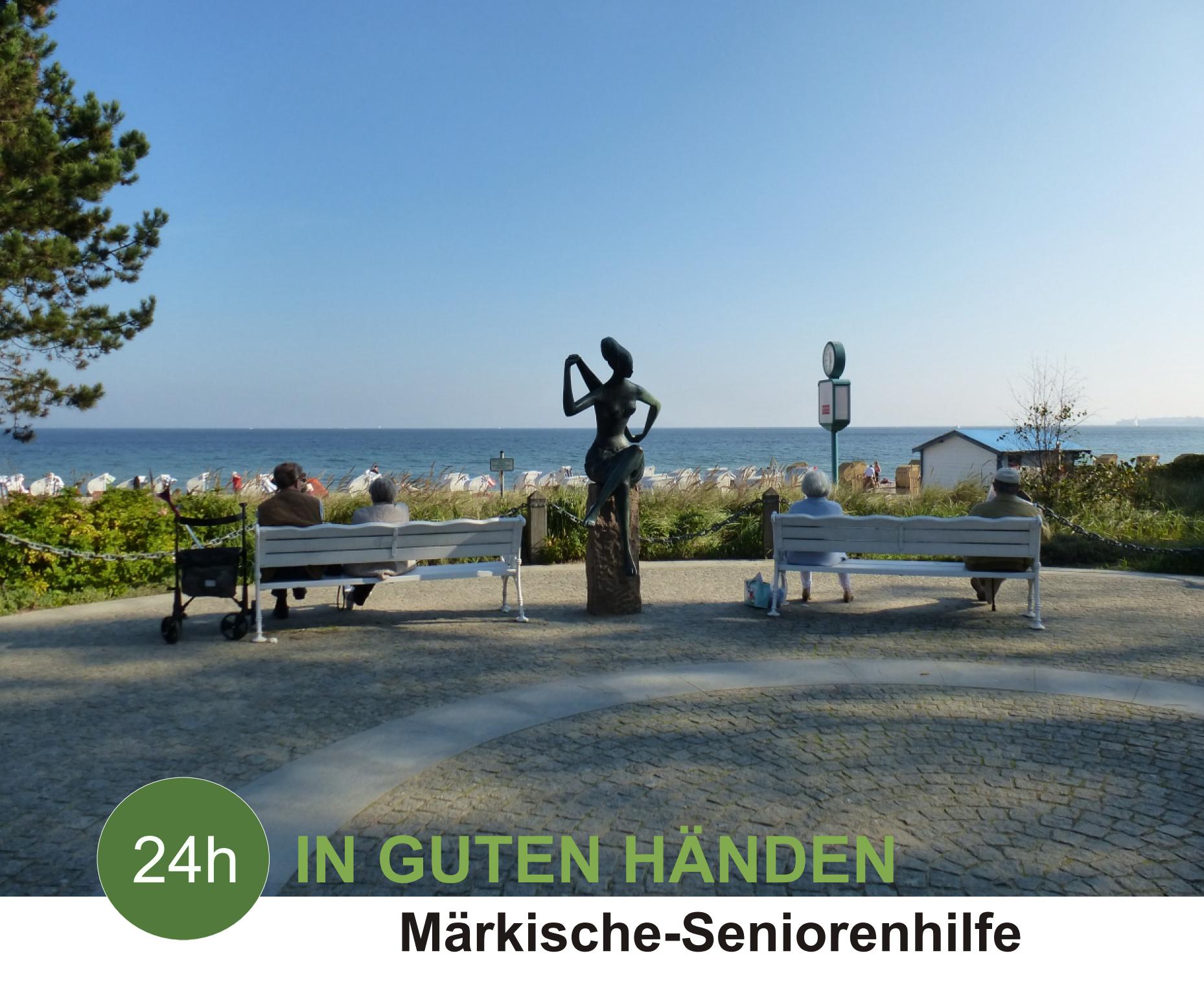 Senioren sitzen entspannt auf einer Bank an der Timmendorfer Promenade, genießen die Sonne und die frische Luft – 24-Stunden-Betreuung, selbstbestimmt zuhause leben, alternative zum Pflegeheim.