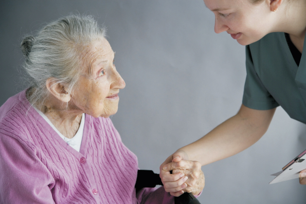 Betreuungskraft begleitet Seniorin aus Siegen zu einem Arzttermin. 24-Stunden-Betreuung und Unterstützung bei Mobilität und Terminen zuhause.